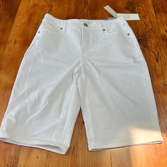 NWT Chico's White Flat‎ Front Bermuda Shorts Cotton Blend Walking Sz 00- 2R - Picture 5 of 16